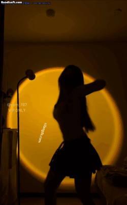 【推特 yum_707玉米】最新VIP专享 三屏裸舞 嫩逼 影子裸舞【7V】【0.98G】