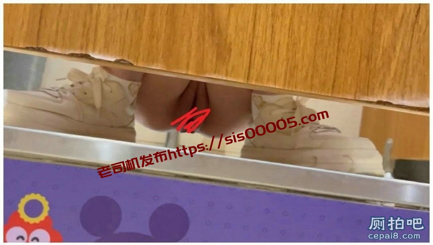 漂亮妹子尿尿,这是我见过最肉肥汁多的无毛白虎大鲍鱼【13M】