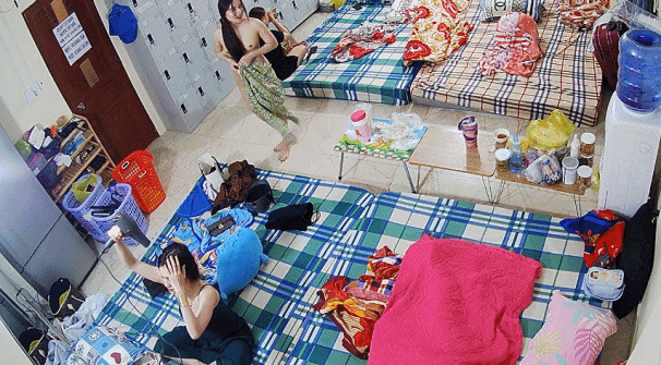 【摄像头】缅北电信诈骗公司女员工集体大通铺睡觉❤️有业绩才能回家43V[高清无水有声版]【4.4G】