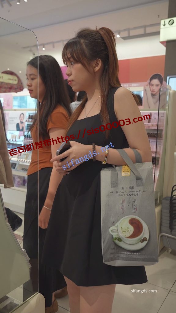 (BC-AA-588)美妆店CD露肩裙小姐姐..无痕内夹成丁字两侧露毛【1V】【587M】